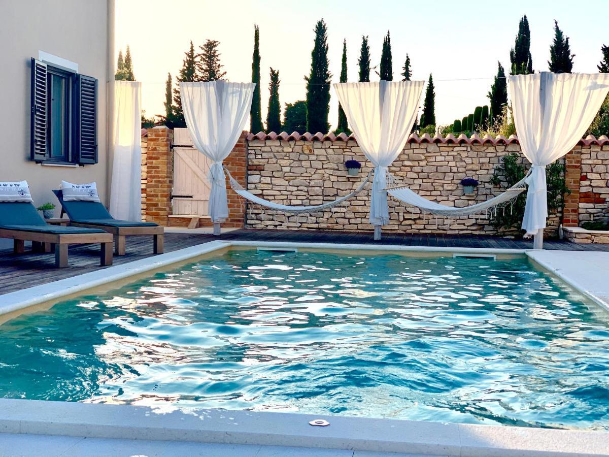 Ferienwohnungen VI La Mare With Heated Pool Zadar Exterior foto