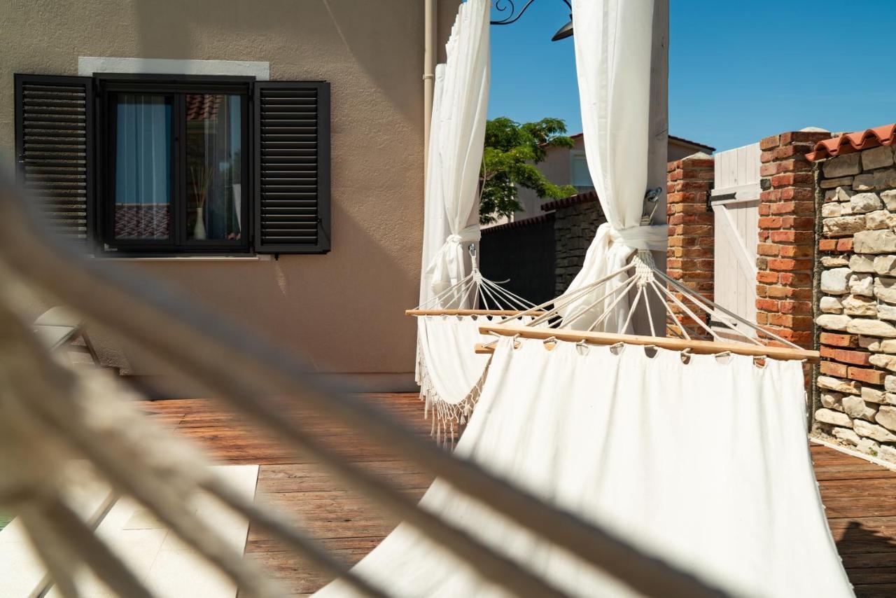 Ferienwohnungen VI La Mare With Heated Pool Zadar Exterior foto