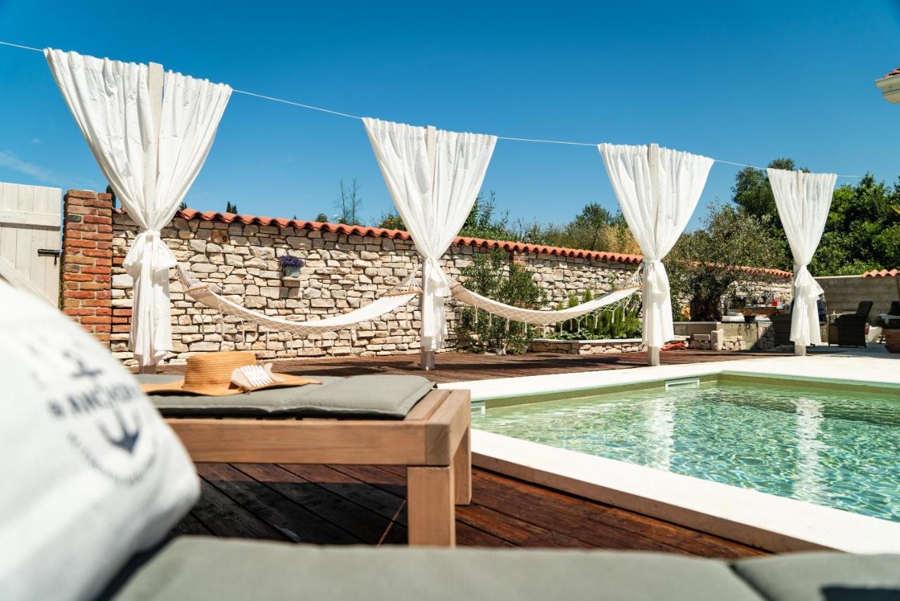 Ferienwohnungen VI La Mare With Heated Pool Zadar Exterior foto